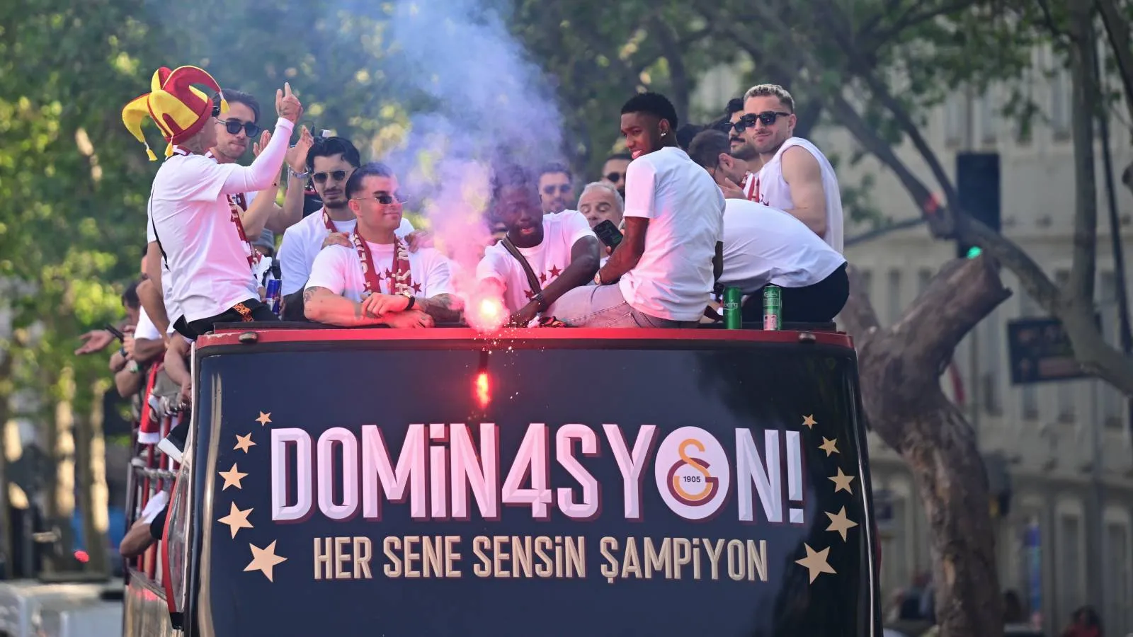 Galatasaraylı futbolcular, şampiyonluk kutlamaları için RAMS Park'a ulaştı