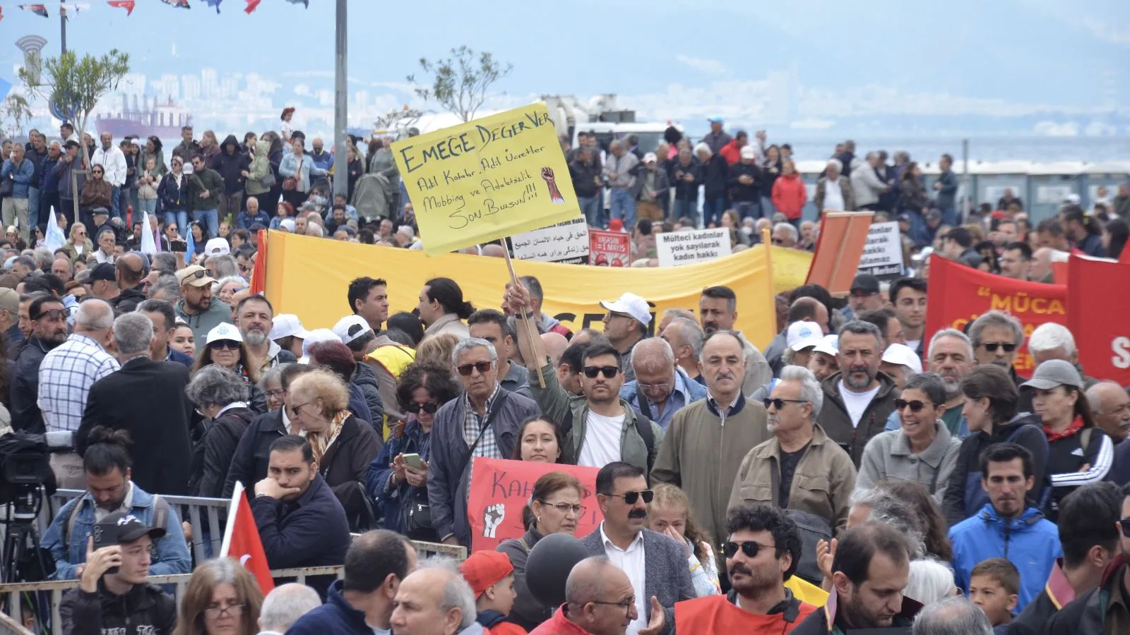 Binlerce emekçi 1 Mayıs’ta Gündoğdu Meydanı’nı doldurdu: Emek, adalet, özgürlük ve demokrasinin hâkim olduğu düzeni inşa edeceğiz!