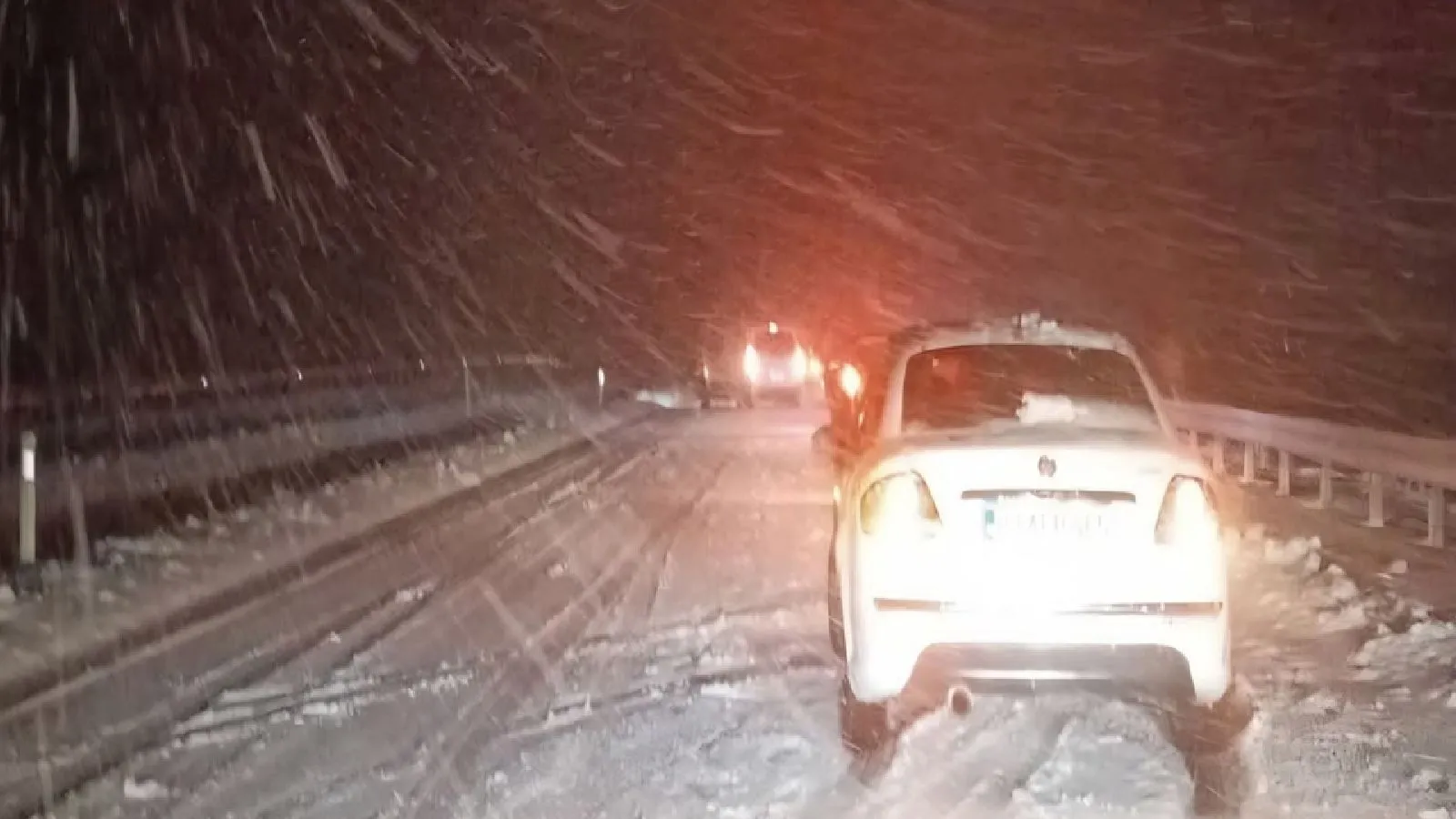 Yoğun kar yağışı nedeniyle 3 devlet yolu tır ve çekicilere kapatıldı, yolda kalanlar var