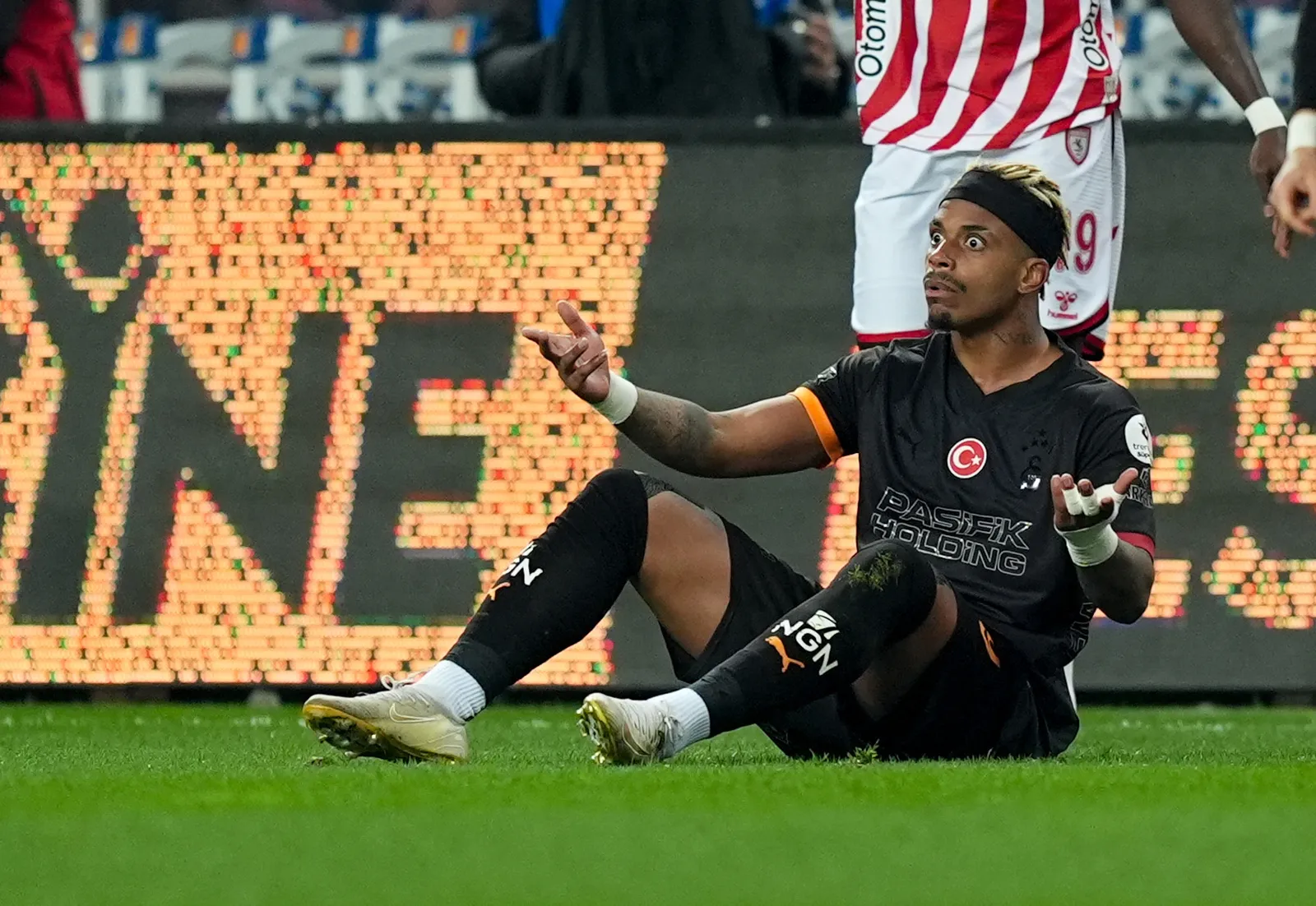 <p>Galatasaray, gergin Fenerbah&ccedil;e derbisinin ardından belli ki tesislerin kapılarını kapatıp sadece &ccedil;alışmış. Ancak dinlenmeyen zihin, antrenmanla onarılamaz. Sahadaki tablo, şampiyonluk yolundaki bir takımdan ziyade, sezonun t&uuml;m y&uuml;k&uuml;n&uuml; omuzlarında taşıyan bir yorgunlar kervanı gibiydi. Bir stat dolusu taraftar &ouml;n&uuml;nde yapılan antrenman da futbolcuların konsantre olmalarına yetmemiş demek ki! (Mustafa Ersoy / T24)</p>