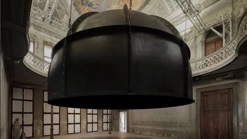 Mekânı kaplarken yeni bir mekân üretmek: Anish Kapoor’un Venedik’teki Palazzo Manfrin sergisi