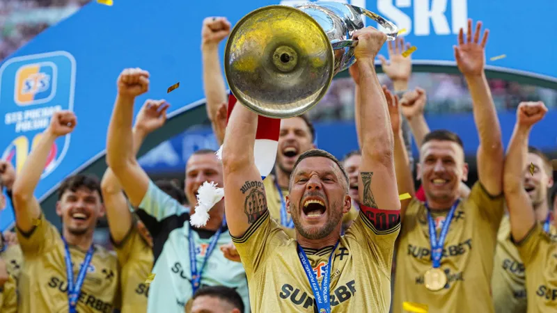 Podolski tarihe geçti; beş ülkede kupa kazanan ilk oyuncu oldu