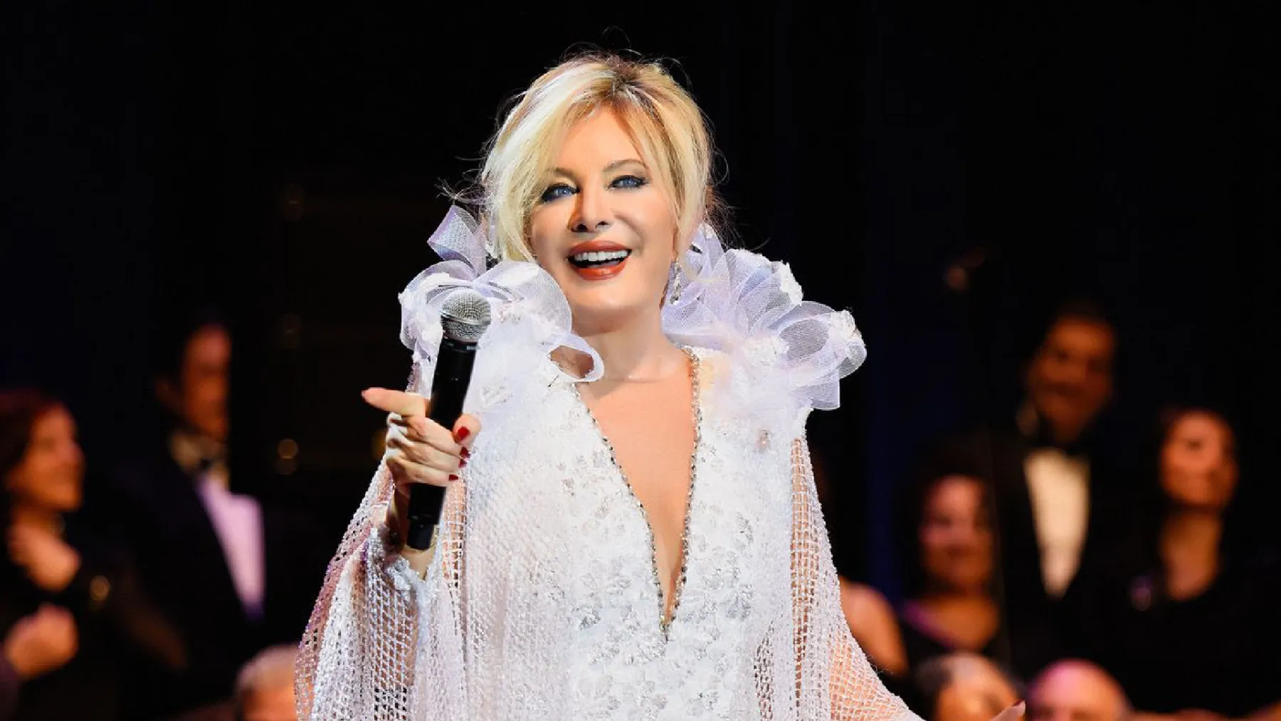 Emel Sayın, Yeşilçam şarkılarını senfonik orkestra eşliğinde Harbiye'de seslendirecek