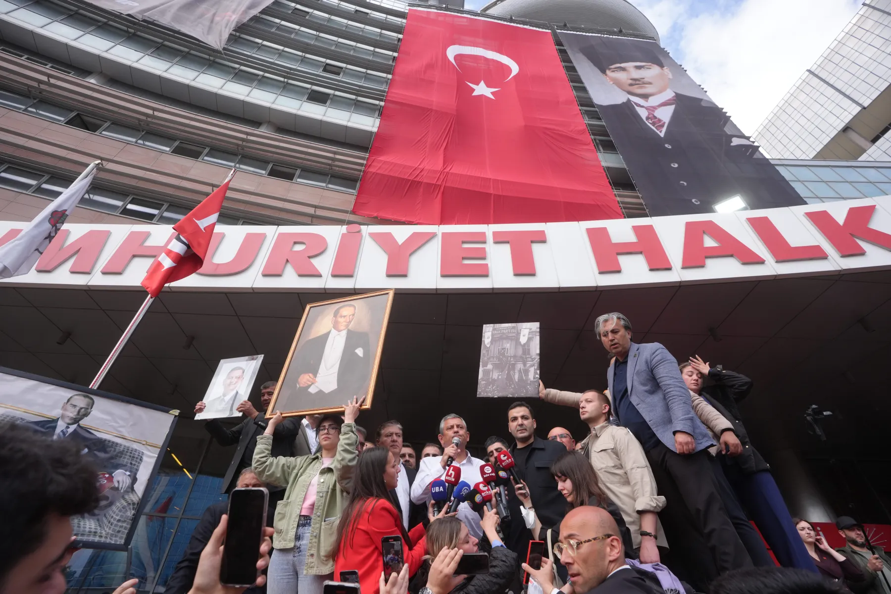 CHP Genel Merkezi’nden çıkarılan CHP Genel Başkanı Özgür Özel!