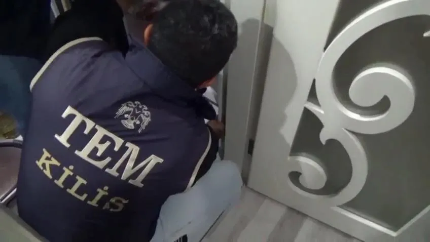 Kilis İl Emniyet Müdürlüğü: "FETÖ" hükümlüsü banyodaki gizli bölmede bulundu
