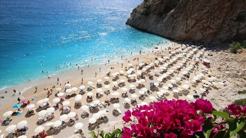<p>Listenin dokuzuncu sırasında T&uuml;rkiye'den bir plaj var. Antalya'nın Kaş il&ccedil;esindeki &uuml;nl&uuml; Kaputaş Plajı dokuzuncu sırada bulunuyor.</p>
<p>Onuncu sıra ise yine Korfu Adası'ndaki Paleokastritsa Beach.</p>