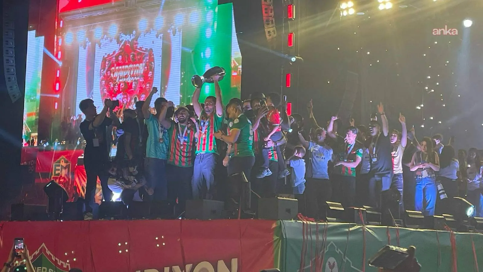 Amedspor şampiyonluk kupasını on binlerle kaldırdı: Lige renk katacağız