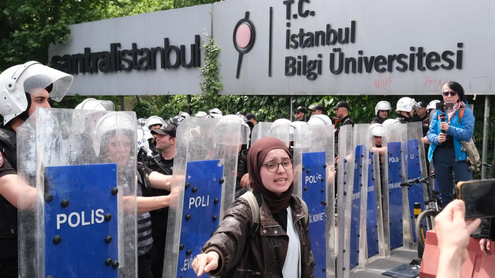 'Röportaj' gerekçesiyle gözaltına alınan Bilgi Üniversitesi öğrencisi Hafize Çetin, yurt dışı yasağıyla serbest