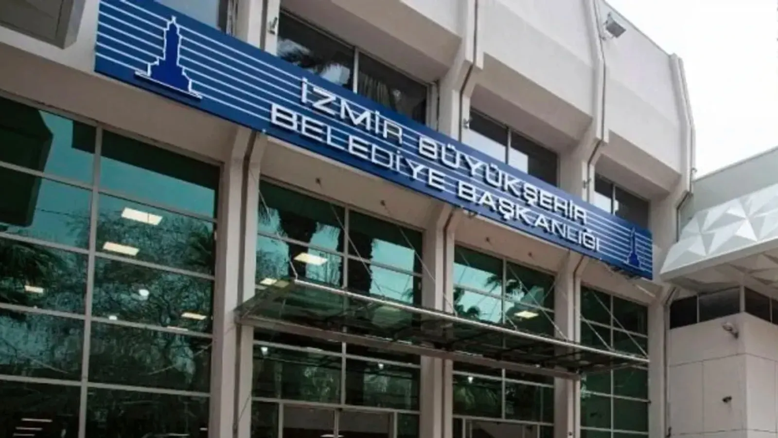 İzmir'de Büyükşehir iştiraki şirkete 'ihaleye fesat' operasyonu: 3 gözaltı; Eski İZBETON Genel Müdürü aranıyor