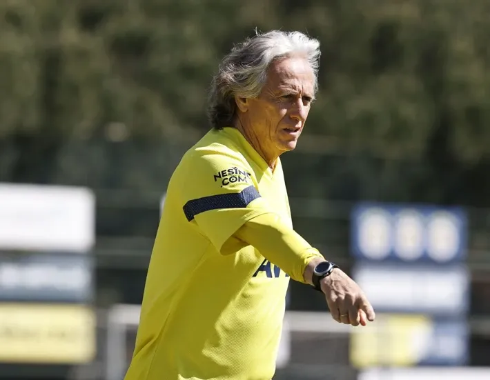 <p class="MsoNormal" style="margin: 0cm; font-size: 12pt; font-family: Calibri, sans-serif;"><strong>10 YILLIK KUPA HASRETİNİ BİTİRDİ</strong>&nbsp; | Aynı sezon Fenerbah&ccedil;e'nin 10 yıllık hasretini bitirerek Ziraat T&uuml;rkiye Kupası şampiyonluğu kazandı. B&uuml;y&uuml;k takımlara (Galatasaray, Beşiktaş, Trabzonspor) karşı 6 karşılaşmada 1 kez galip geldi. Sadece Trabzonspor'u İstanbul'da 3-1 mağlup etti.</p>
<p class="MsoNormal" style="margin: 0cm; font-size: 12pt; font-family: Calibri, sans-serif;">Avrupa Ligi'nde grubunu 14 puanla lider tamamladı. Son 16 turunda Sevilla'ya elenerek veda etti.</p>
<p class="MsoNormal" style="margin: 0cm; font-size: 12pt; font-family: Calibri, sans-serif;">İrfan Can Kahveci, İsmail Y&uuml;ksek, Arda G&uuml;ler, Ferdi Kadıoğlu ve Emre Mor gibi yerlilere seviye atlattı.</p>
<p class="MsoNormal" style="margin: 0cm; font-size: 12pt; font-family: Calibri, sans-serif;">&nbsp;</p>