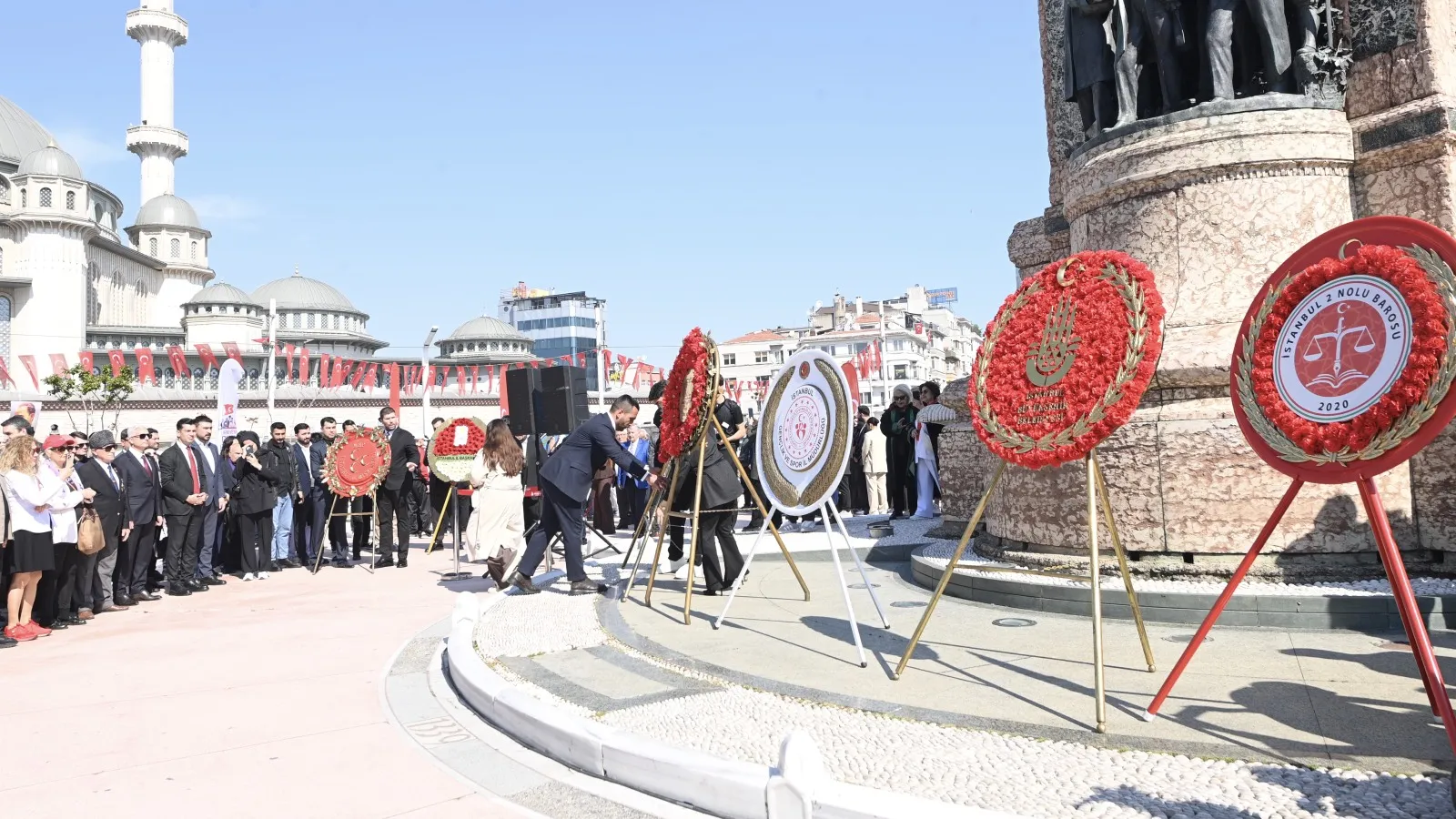 AKP'nin Taksim'deki Cumhuriyet Anıtı'na çelenk bırakmamasına CHP'den tepki: Toplumun milli değerleriyle sorunları olduğunu biliyoruz