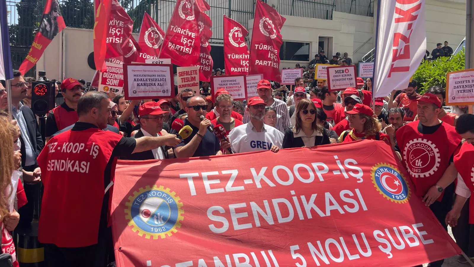İtalyan Lisesi öğretmenlerinden grevlerinin 100'üncü gününde Başkonsolosluk önünde açıklama: Biz 'niyet' değil, 'Toplu İş Sözleşmesi' istiyoruz