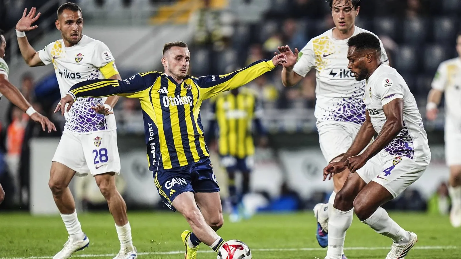 Eyüpspor 87'de lige tutundu, Fenerbahçe ligi beraberlikle tamamladı