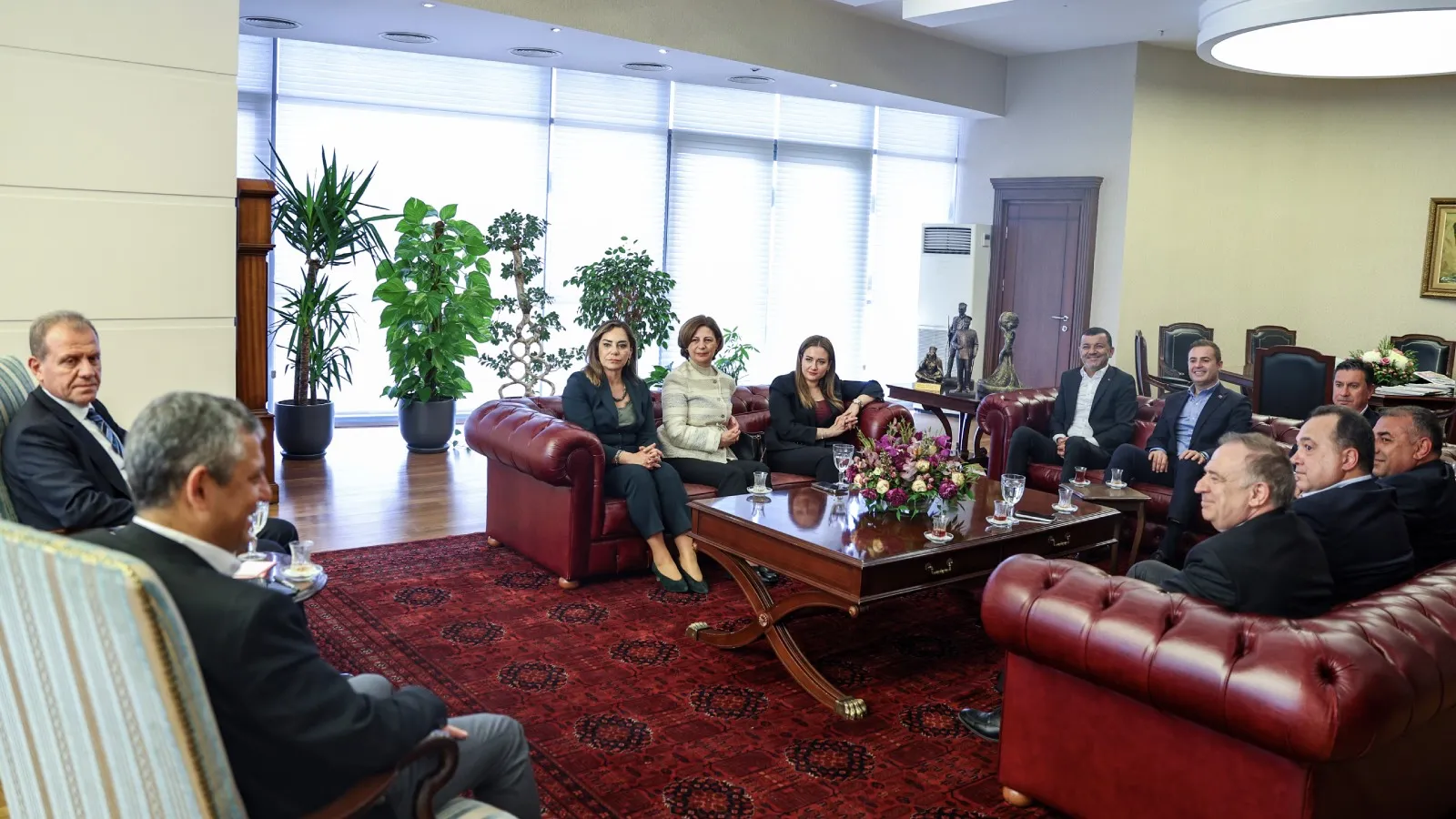 Mutlak butlan kararı ardından CHP'de görüşme trafiği: Büyükşehir Belediye Başkanları toplantısı başladı
