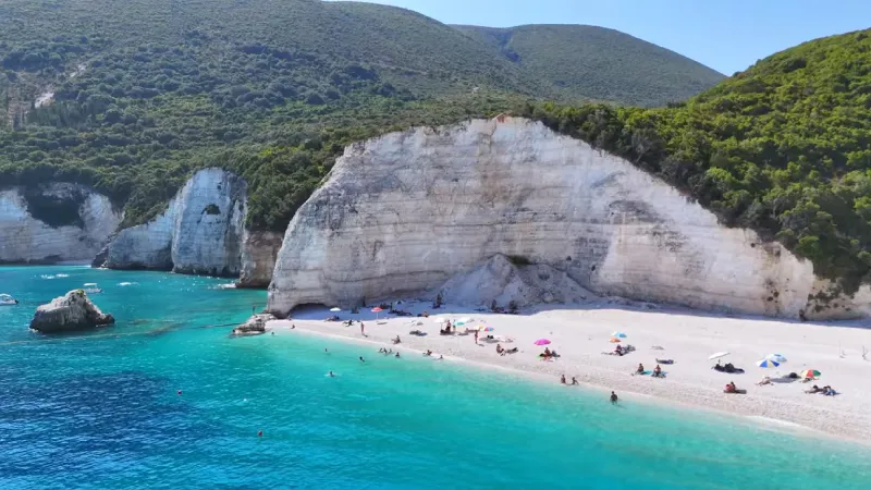 <p>&Uuml;&ccedil;&uuml;nc&uuml; sırada da Yunanistan'dan bir plaj var. Kefalonya'daki Fteri Beach, sıralamada &uuml;&ccedil;&uuml;nc&uuml; sırada yer aldı.</p>