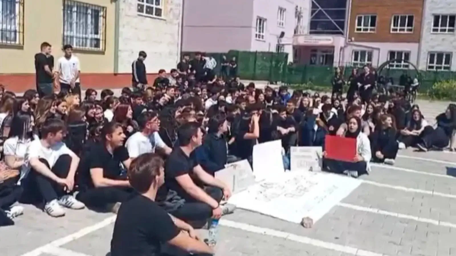 Okul saldırılarını protesto eden öğrenciler hakkında disiplin soruşturması başlatıldı!

 Öğrencilere “Bu eylemi yapmaya sizi öğretmenler mi yönlendirdi?” diye sorulduğu iddia edildi, TÖBSEN 