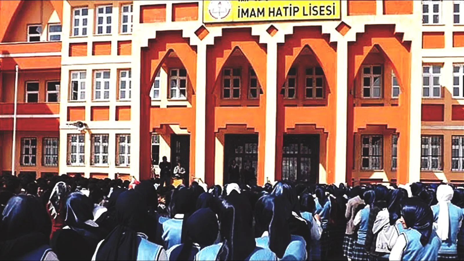 Pendik’te imam hatip lisesinde “okuma listesi” tartışması: Okuma listesi soruşturmasında okul müdürü açığa alındı