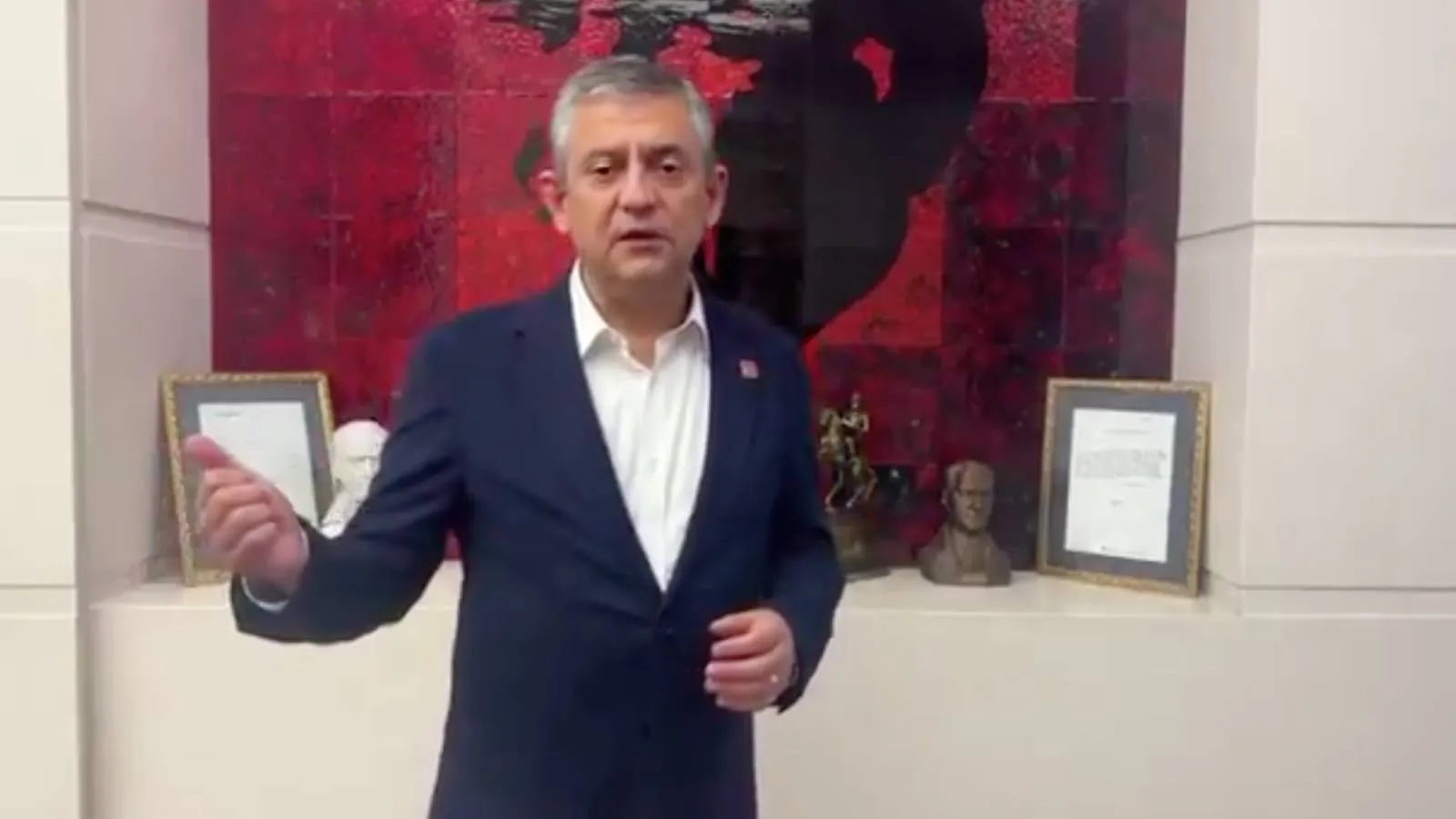 Özgür Özel, "Partideki başarımızı hazmedemeyenlerle 31 Mart başarımızı hazmedemeyenlerin ittifakı" dedi, çağrı yaptı: Genel Merkezimize sahip çıkın!