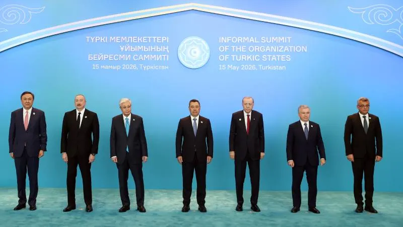 KKTC Cumhurbaşkanı Erhürman, Türk Devletleri Teşkilatı Zirvesi'nin aile fotoğrafında yer aldı; Erdoğan'dan Hürmüz vurgusu