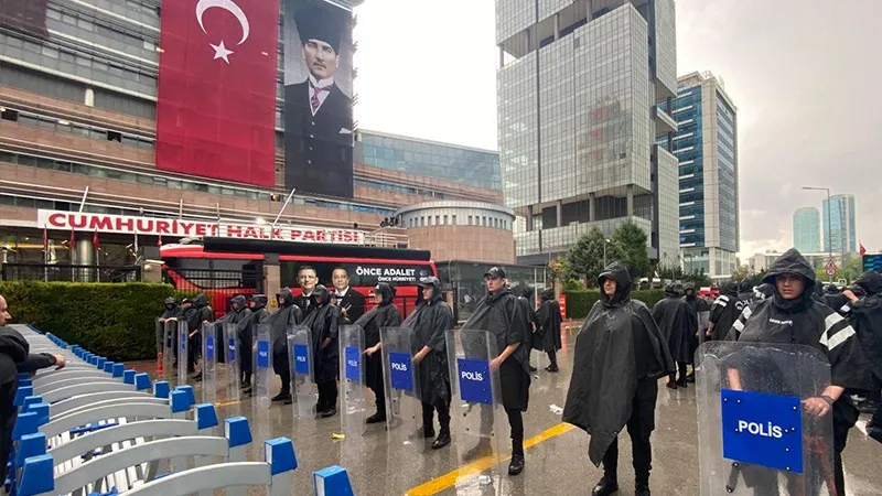 Kılıçdaroğlu'na yakın milletvekillerinden ortak tepki: CHP'ye, Ankara Emniyeti’ne yazı yazılarak polis marifetiyle girilmesi doğru değil!
