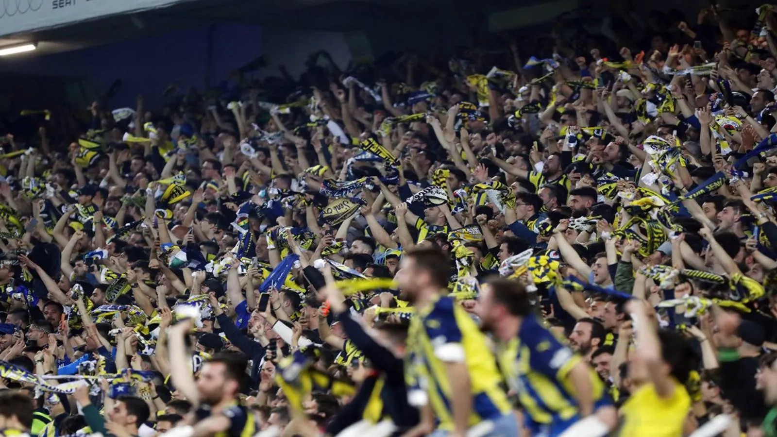 Fenerbahçe'den 18 yaş altı ve kadın taraftarlara jest