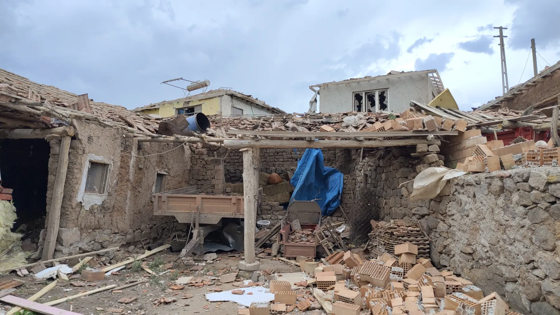 Çorum'da hortum meydana geldi, 5 kişi yaralandı, çok sayıda evde hasar oluştu