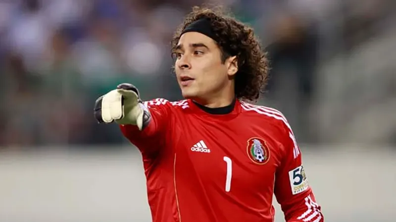 Efsane kaleci Ochoa futbola veda ediyor