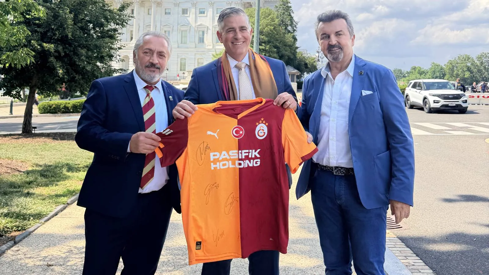 ABD Kongre Üyesi Michael Baumgartner’a Galatasaray forması hediye edildi