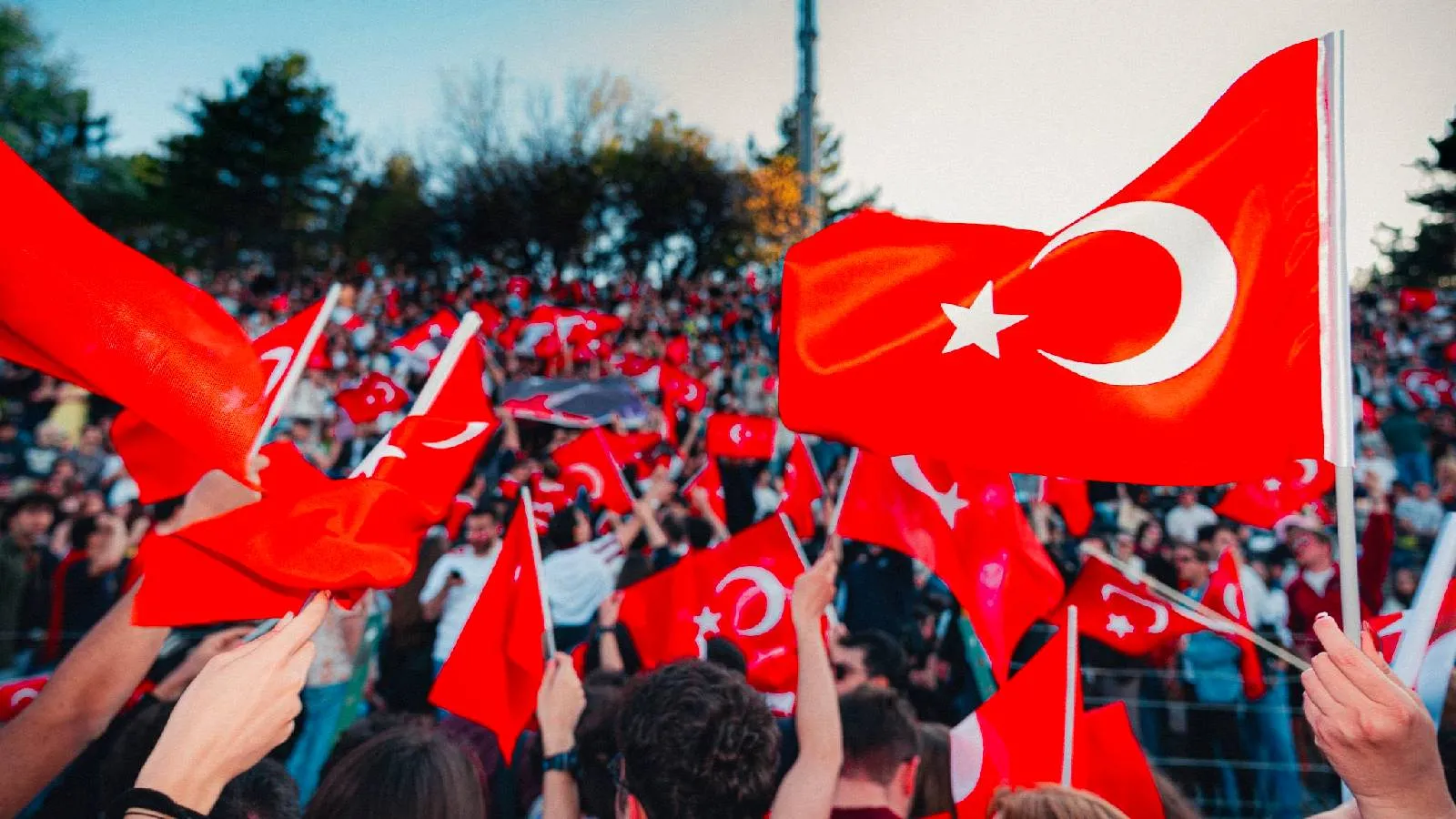 ODTÜ'de dünkü arbedenin ardından Devrim Stadyumu'nda 'bayrak yürüyüşü'