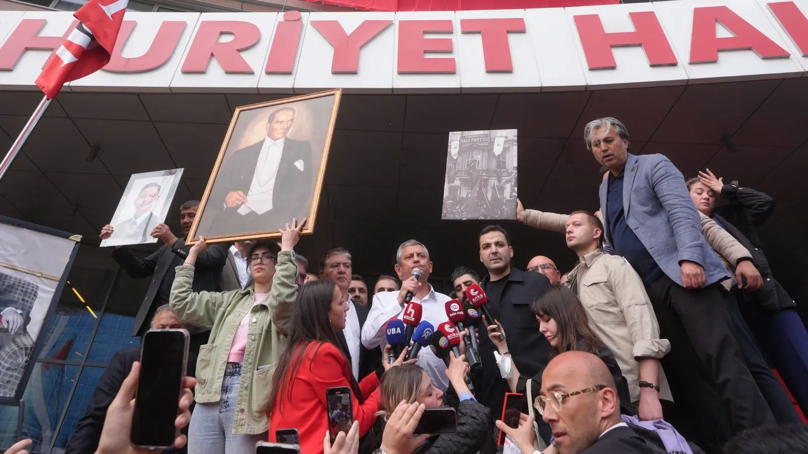 &ouml;zg&uuml;r &ouml;zel chp genel merkezi