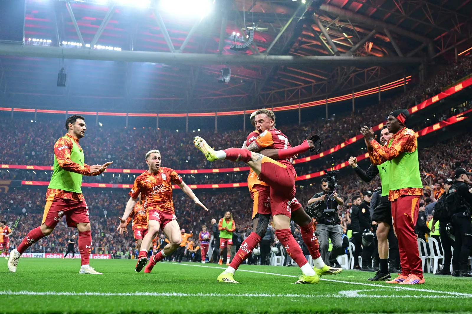<p class="MsoNormal"><span style="mso-ansi-language: EN-GB;">Fırat Aydınus: D&ouml;rt gol atılan bu m&uuml;cadelede G.Saray belki kusursuz oynamadı ama şampiyon takım refleksini g&ouml;sterdi. Baskının, stresin ve skor dezavantajının i&ccedil;inde reaksiyon vere vere ma&ccedil;ı &ccedil;evirmesi; &uuml;st &uuml;ste d&ouml;rd&uuml;nc&uuml; şampiyonluğun en &ouml;nemli &ouml;zeti oldu.</span></p>
<p class="MsoNormal"><span style="mso-ansi-language: EN-GB;">Hakem &Ccedil;ağdaş Altay&rsquo;ın performansını pozisyon pozisyon değerlendirmekten ziyade kısa ve &ouml;z olarak şunu yazacağım; b&ouml;yle bir şampiyonluk ma&ccedil;ını iyi y&ouml;netemedi. A&ccedil;ık&ccedil;ası, &ccedil;oğu b&ouml;l&uuml;mde ma&ccedil;ın kontrol&uuml;n&uuml; elinden ka&ccedil;ırdı. Ama bu &ccedil;ocuklara kızamıyorum başlarında b&ouml;yle bir MHK başkanı varken!</span></p>