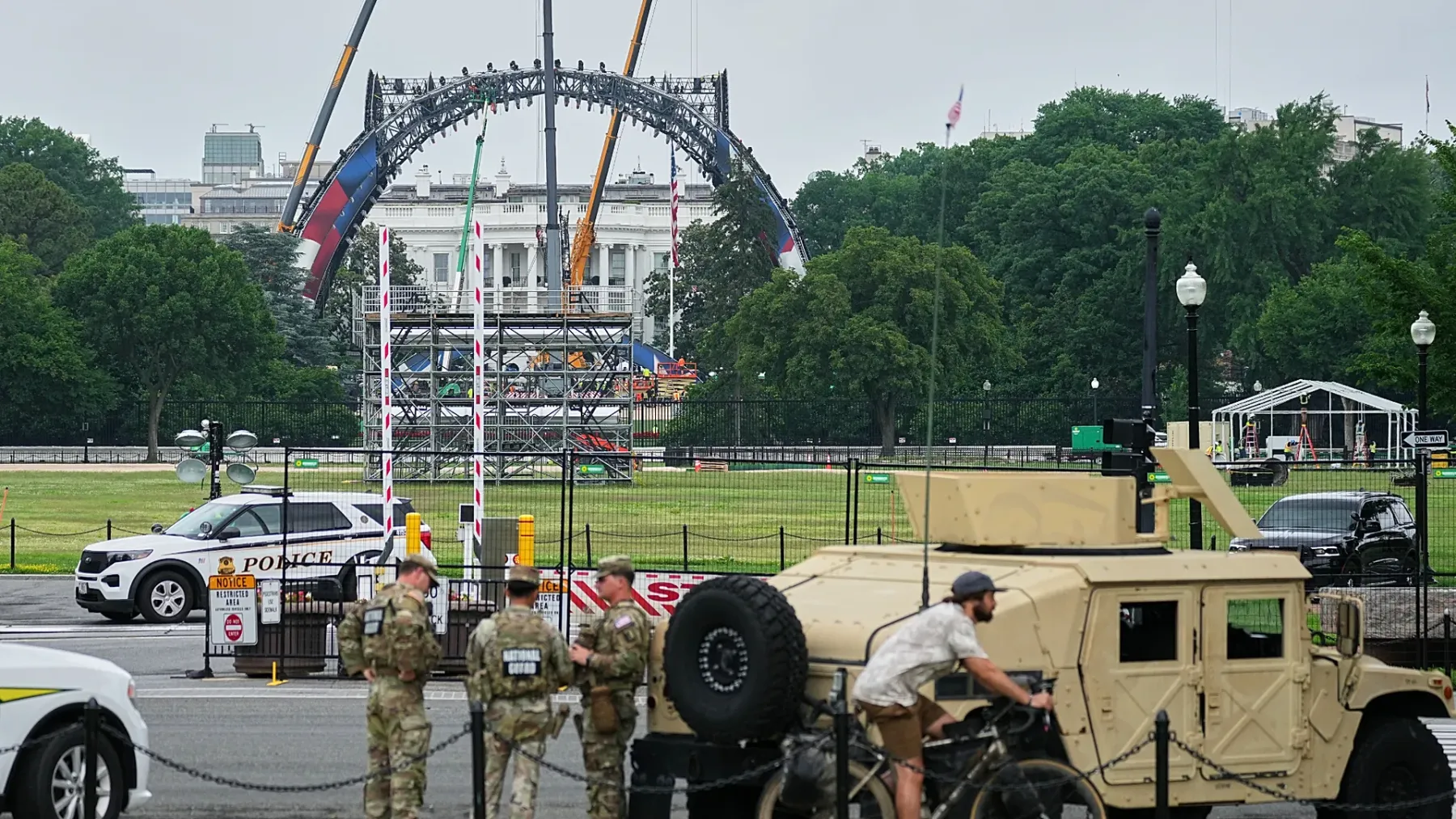 Trump'ın doğum gününe hazırlık: Beyaz Saray önüne dövüş kafesi yerleştirildi