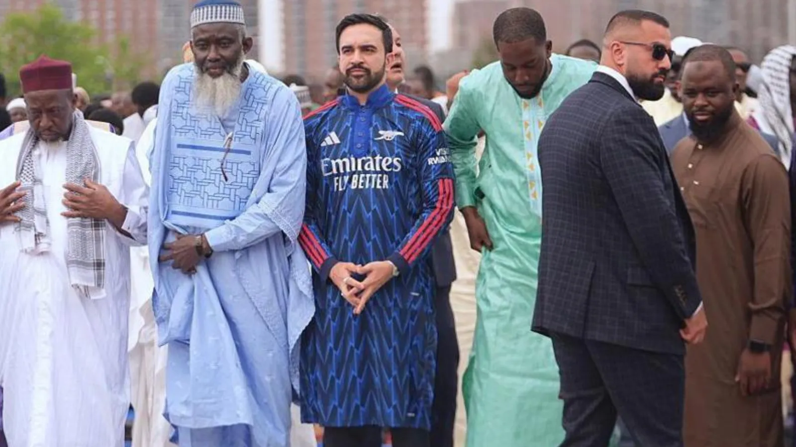 New York Belediye Başkanı Mamdani, Kurban Bayramı namazına Arsenal temalı cübbeyle katıldı