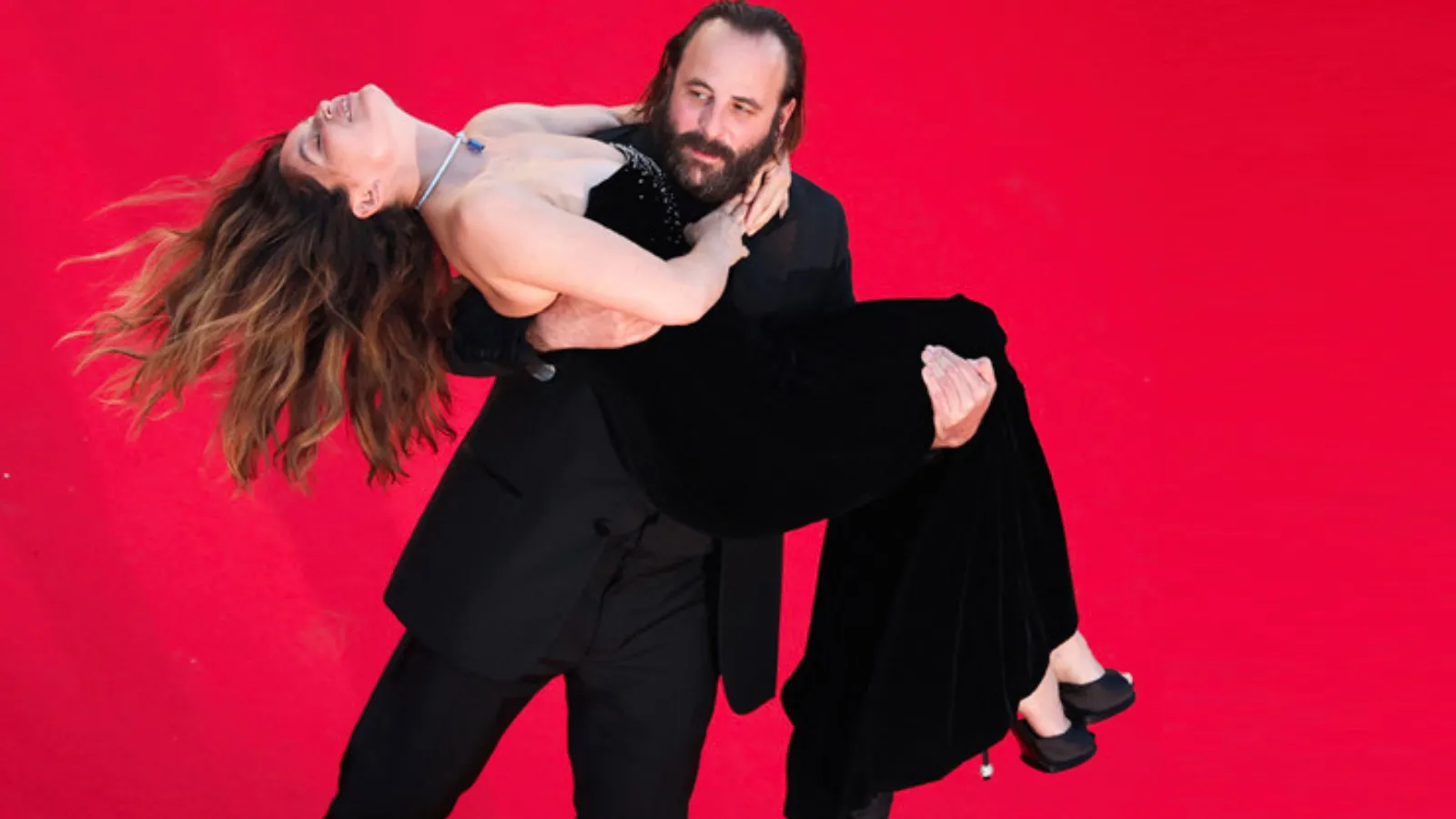 Cannes'a damga vurdu: Fransız model Laetitia Casta'nın ayağı kırmızı halıya değmedi