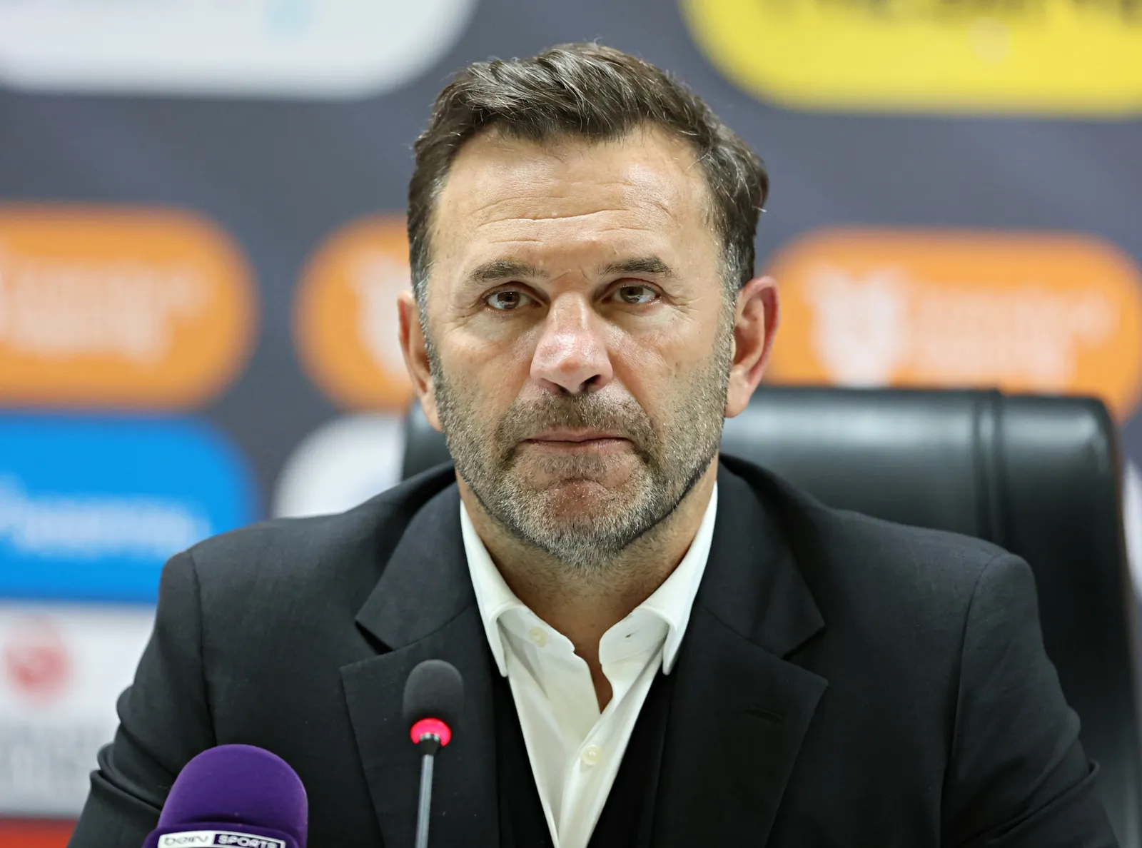 <p>Esasen Okan Buruk bunu ilk kez yaşamıyor Galatasaray&rsquo;da. Buruk, final niteliğindeki pek &ccedil;ok ma&ccedil;ta benzer senaryoları yaşadı ve kaybetti. Onun ve Galatasaray&rsquo;ın bu sezon a&ccedil;ısından en b&uuml;y&uuml;k artısı, ge&ccedil;en hafta b&uuml;y&uuml;k final niteliğindeki Fenerbah&ccedil;e derbisinin kazanılması oldu. Ama o derbi zaferinin ardından Samsunspor deplasmanındaki oyun ve skor sarı- kırmızılılara yakışmadı. A&ccedil;ık konuşalım, bu kadronun rakipleriyle arasındaki puan farkının &ccedil;ok daha fazla olması gerekirdi. Şampiyonlar Ligi&rsquo;nin sarı- kırmızılıları yıprattığını kabul ediyorum. Ama bu tek başına Galatasaray kadrosunun son iki haftaya en yakın rakibinin sadece d&ouml;rt puan &ouml;n&uuml;nde girmesini a&ccedil;ıklama yetmiyor. Cim Bom, &ccedil;ok b&uuml;y&uuml;k bir s&uuml;rpriz olmazsa şampiyonluğa yine &ccedil;ok yakın. Ama bu şampiyonluk diğerleri kadar tatmin edici olacak mı? (Tolga Ersarı / Milliyet)</p>
