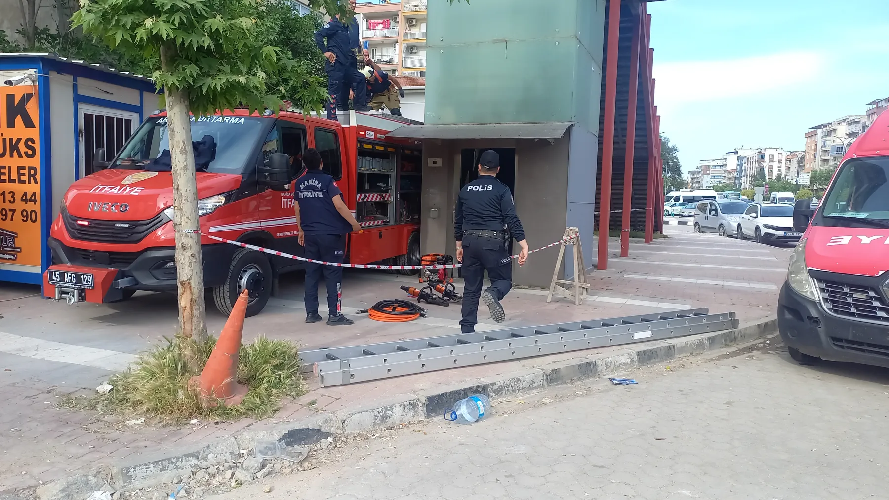 Manisa’da üst geçidin asansöründe sıkışarak can verdi