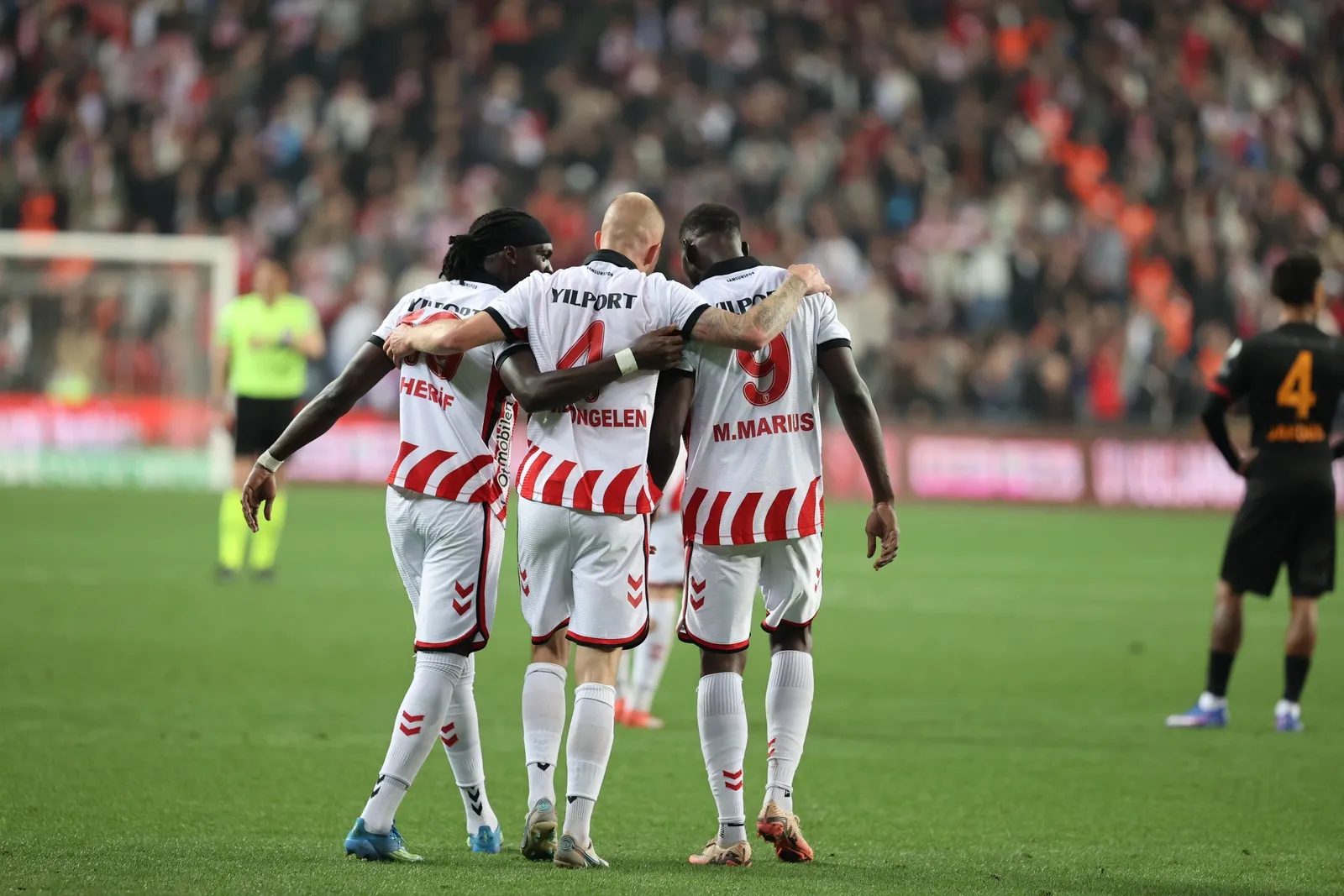<p>Thorsten Fink'in son 3 ma&ccedil;ını kazanan takımı, "Mayıslar sizin olabilir ama burası da bizim evimiz" futbolu oynadı. 4 kez arka arkaya şampiyonluğu ilan i&ccedil;in gidip kalesinde 4 gol g&ouml;r&uuml;p, puan farkının 4'e d&uuml;şt&uuml;ğ&uuml; akşamda sezonun 4. mağlubiyetini almak yeteri kadar ekşi&hellip; Uğurcan'ın sadece kurtarışlarıyla değil, oyun kurmadaki ayak maharetinin de arandığı bir akşamdı. Alınacak derslerden &ouml;nce kazanmaları gereken bir Antalyaspor sınavı var. Sonrasına bakarlar. (B&uuml;lent Timurlenk / Sabah)</p>