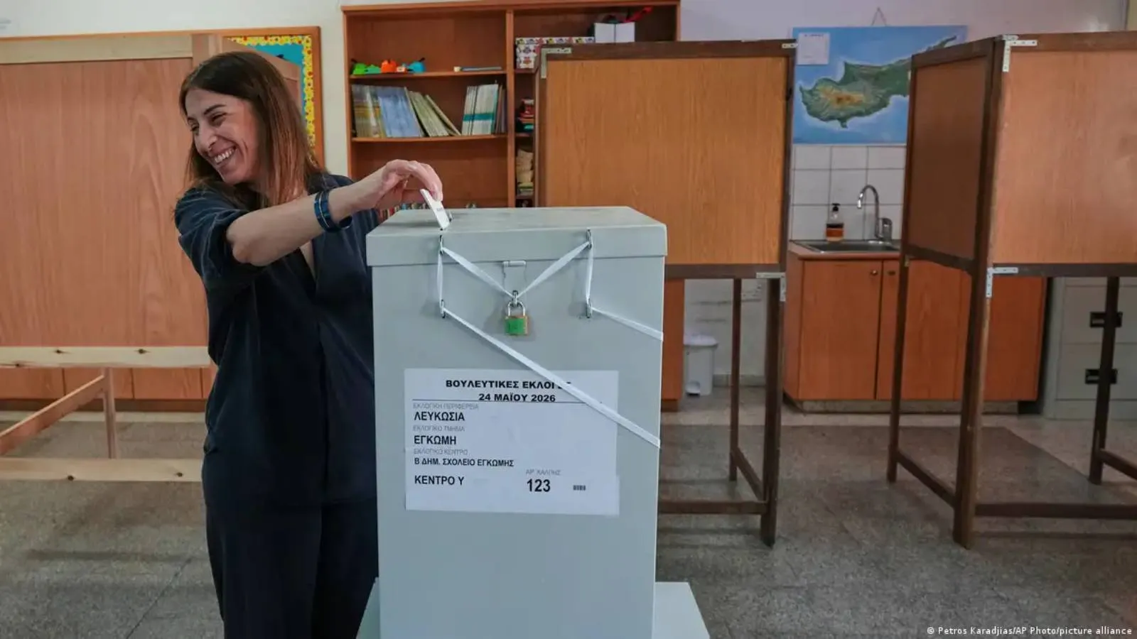 Güney Kıbrıs'ta seçimler: Hristodulidis'e yakın merkez sağ DİSİ birinci sırada, aşırı sağcı ELAM oy artırdı