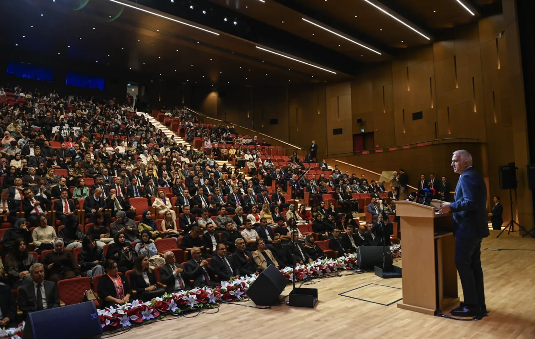 Bakan Ersoy: Diline sahip çıkan millet, geleceğine sahip çıkar