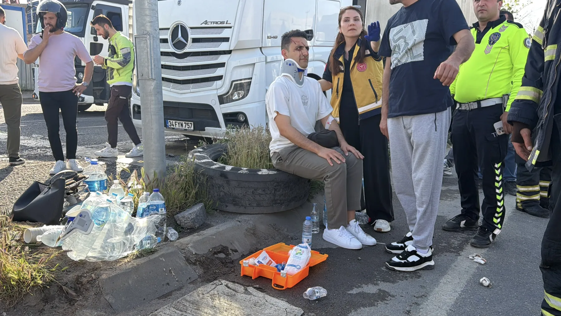 Kocaeli'de işçi servisi ile tırın çarpıştığı kazada 8 kişi yaralandı