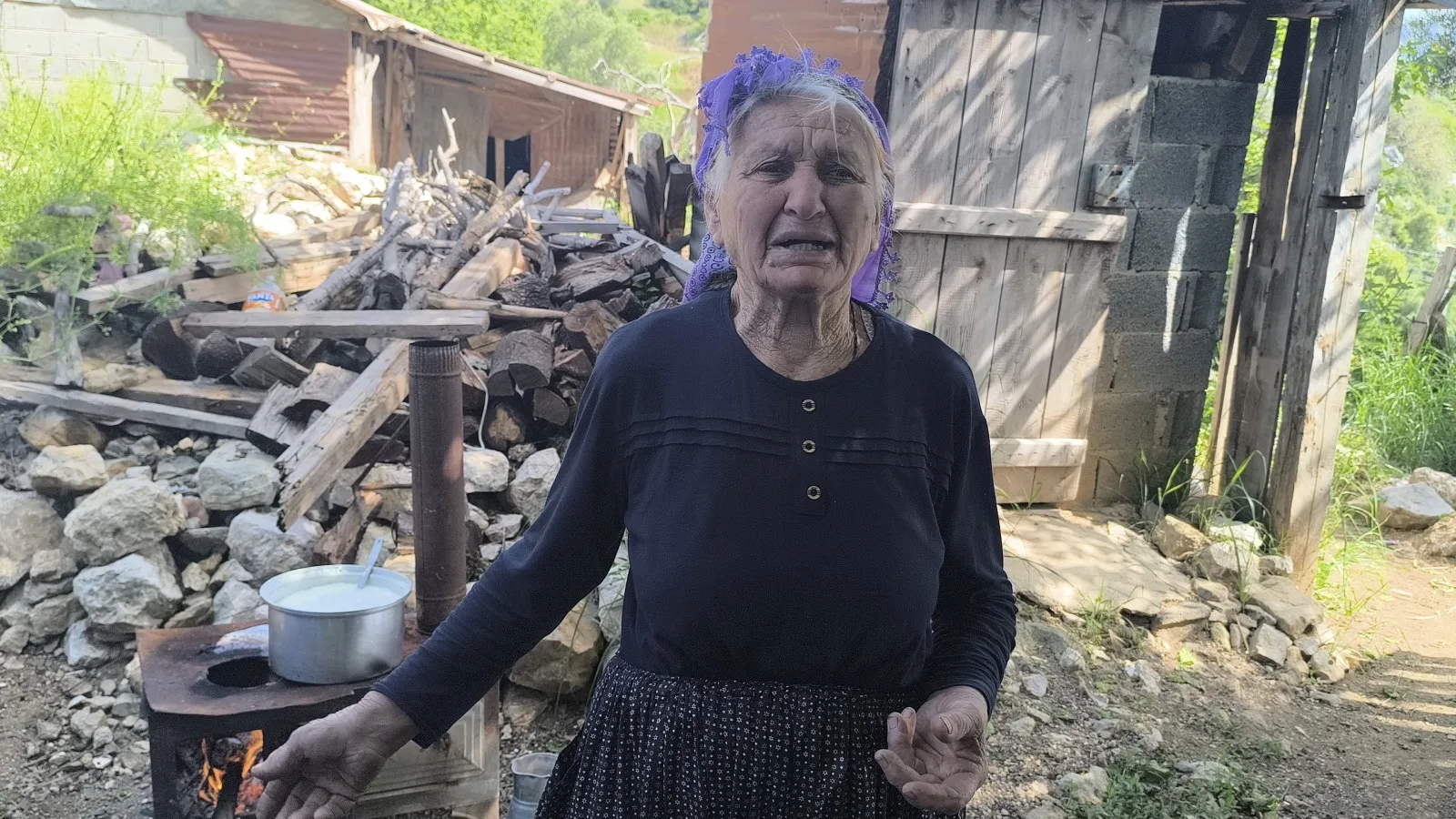 86 yaşındaki depremzede, barakada kalıyor: Param yok diye sokaklarda mı yaşayacağım?