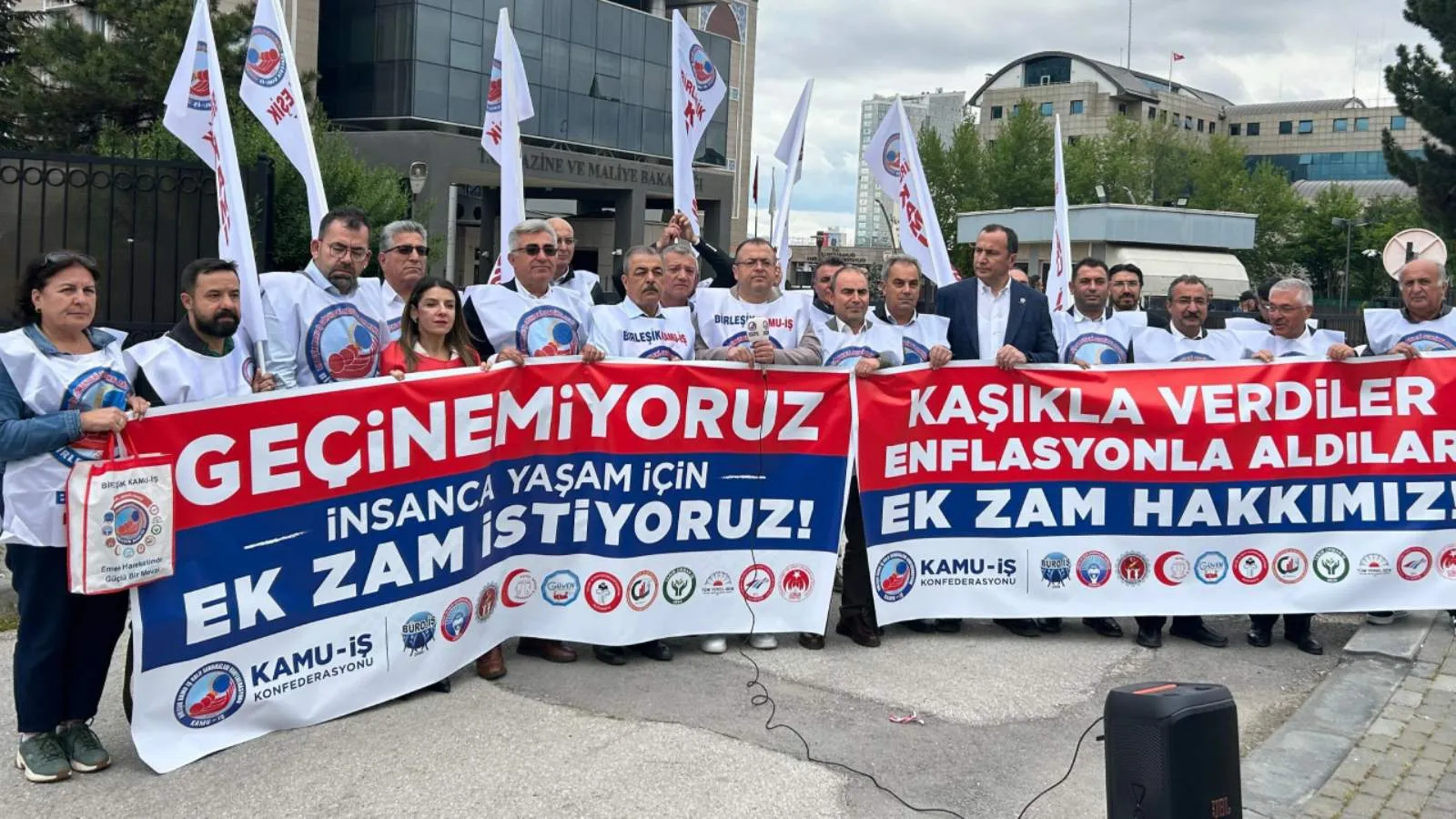 Birleşik Kamu İş'ten ek zam talebiyle Bakanlık önünde eylem: Saraylara değil, emekçiye bütçe!