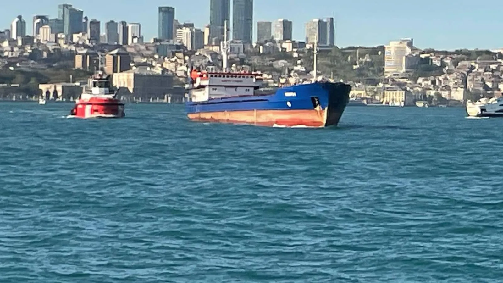 İstanbul Boğazı'nda makine arızası yapan gemi kurtarıldı