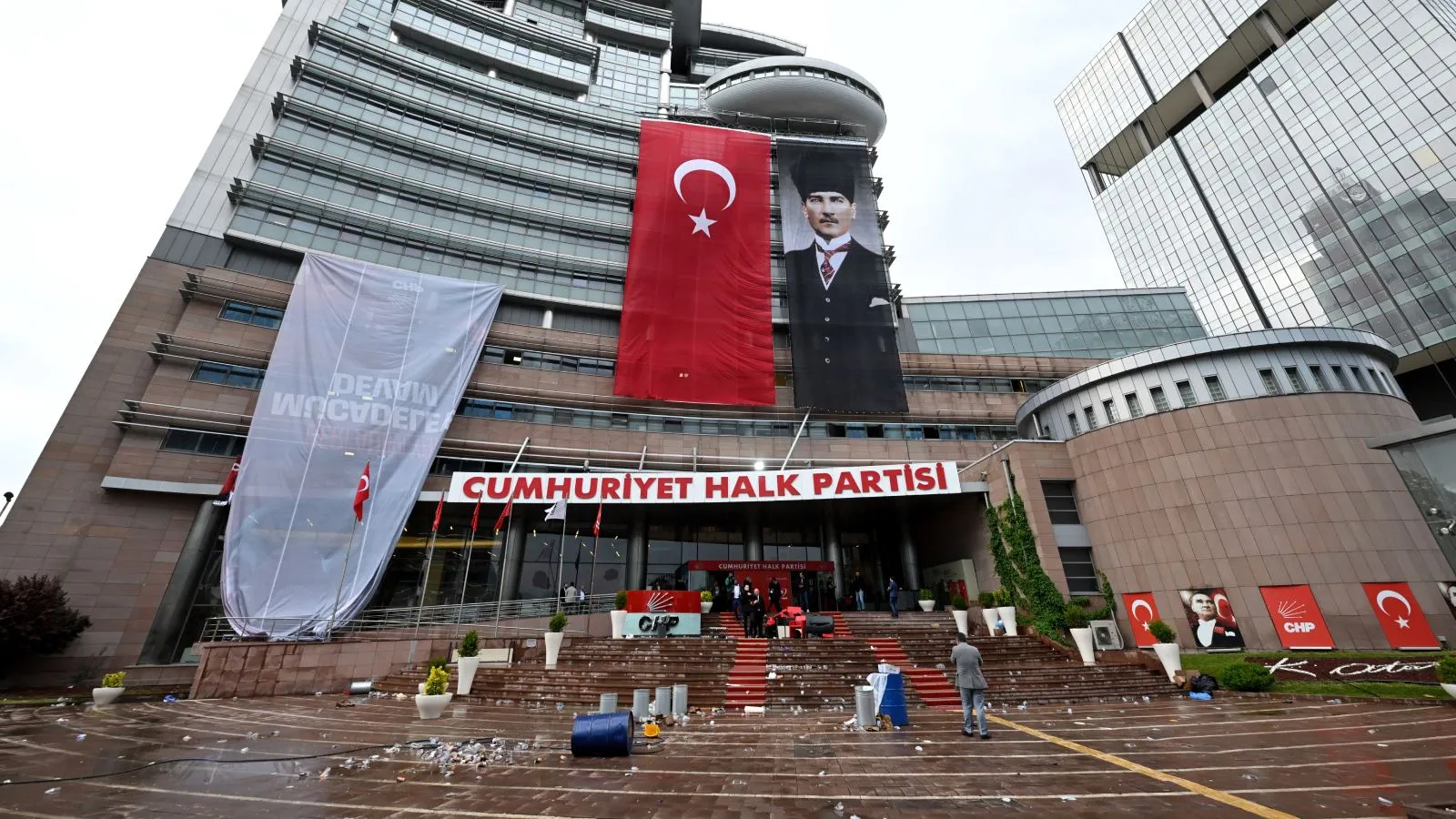 Kılıçdaroğlu'nun avukatı polis eşliğinde binaya girdi; Özgür Özel'in posteri CHP Genel Merkezi'nden indirildi, ismi makam odasının girişinden kaldırıldı