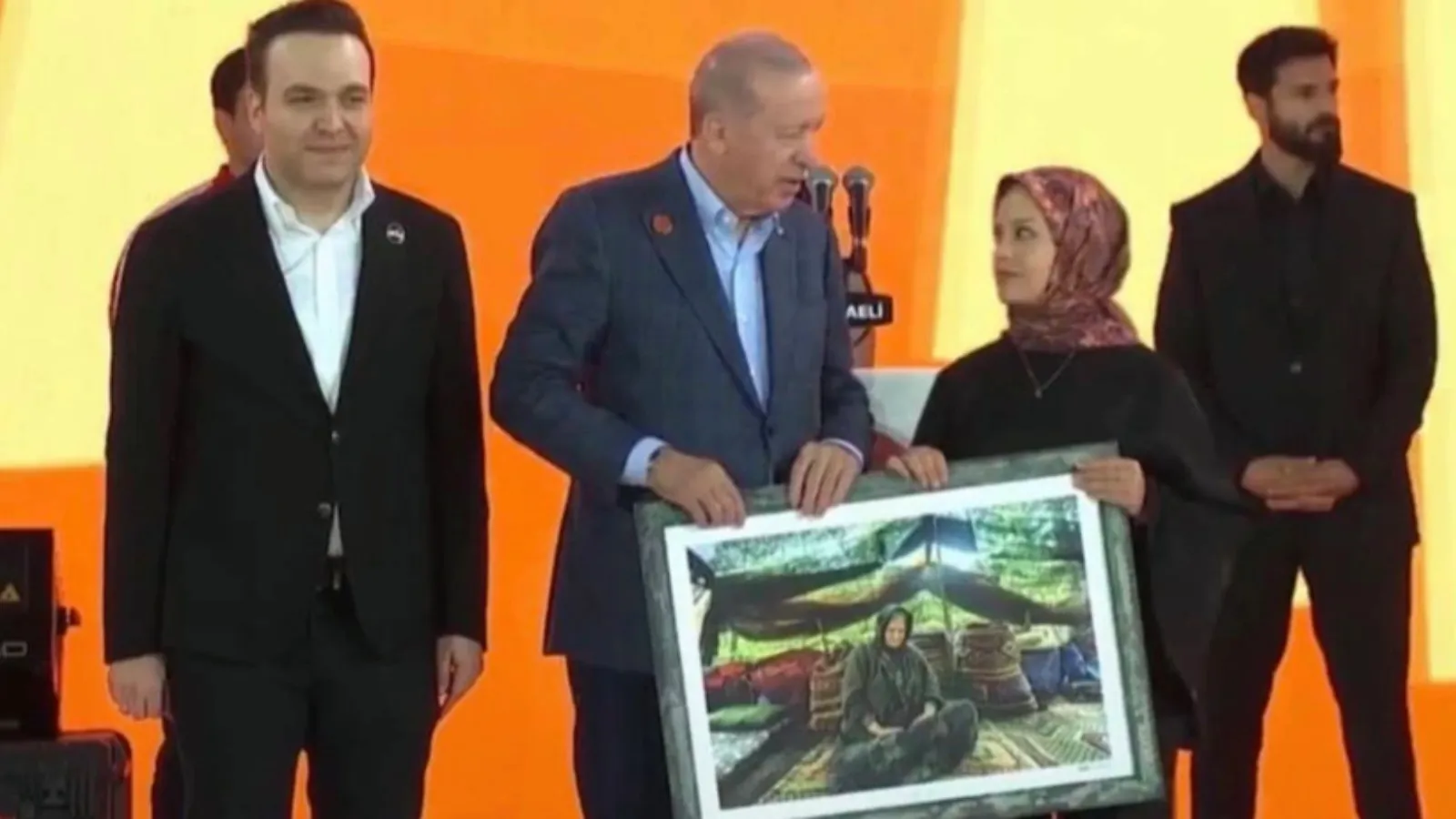 AKP Tanıtım ve Medya Başkanı Faruk Acar'dan gençlik şöleni eleştirilerine yanıt: Hanımefendiyle alay etmiş olan birinin orada bulunmuş olması ihmaldir