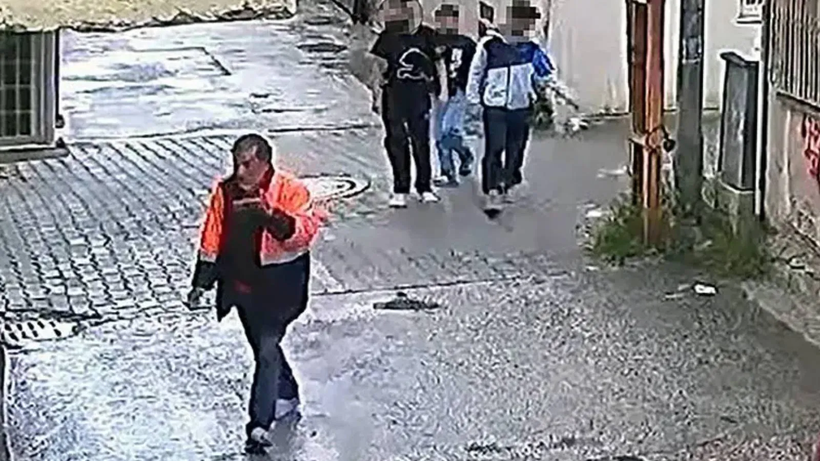 Sokakta evsizi yumruklayan suça sürüklenen çocuğa ev hapsi cezası