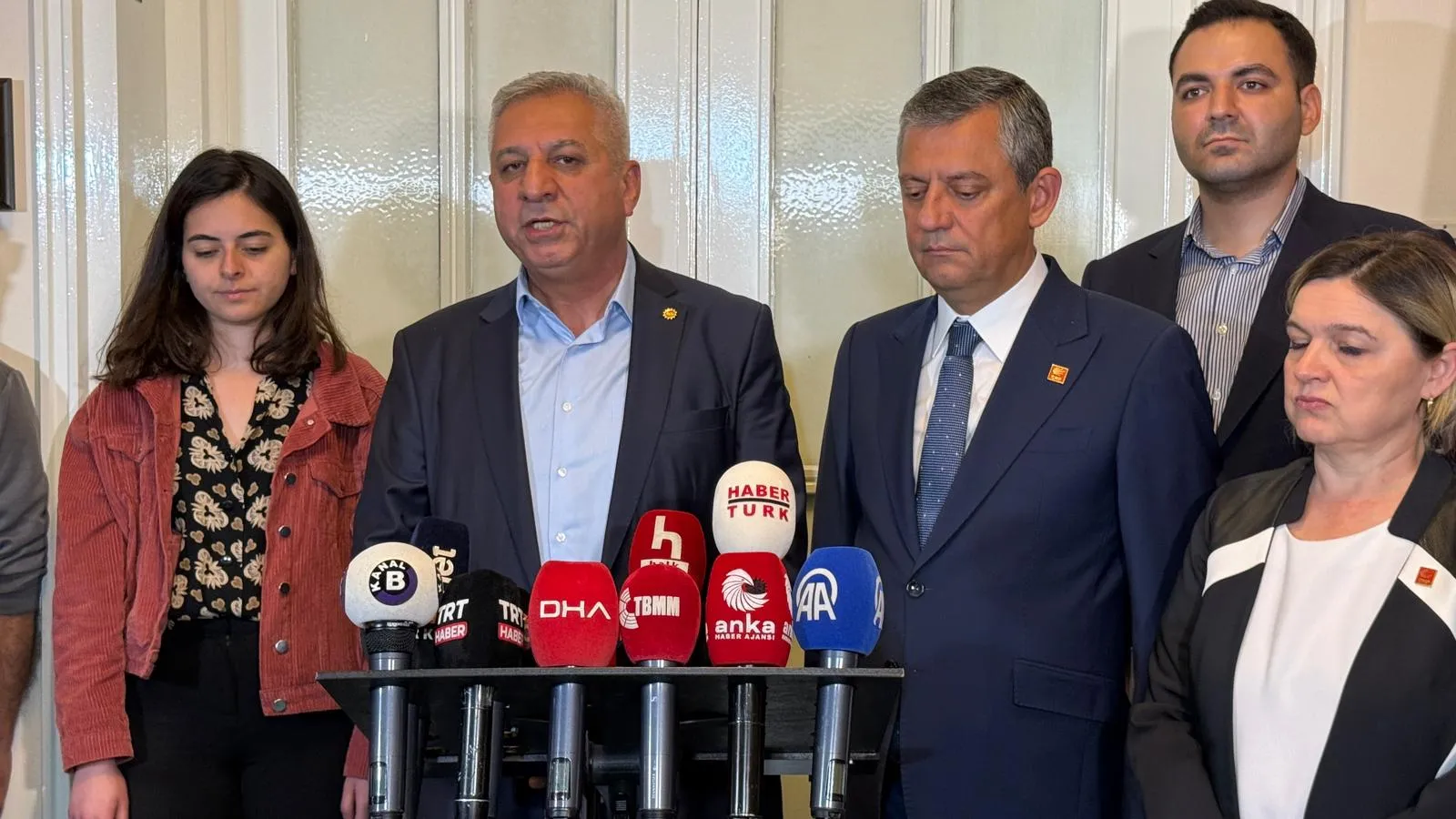 Meclis'te Özgür Özel'i ziyaret eden Emek Partisi lideri Seyit Aslan:

️ 
