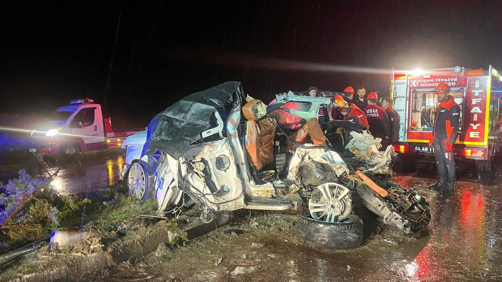 Uşak'ta zincirleme trafik kazasında 4 kişi hayatını kaybetti