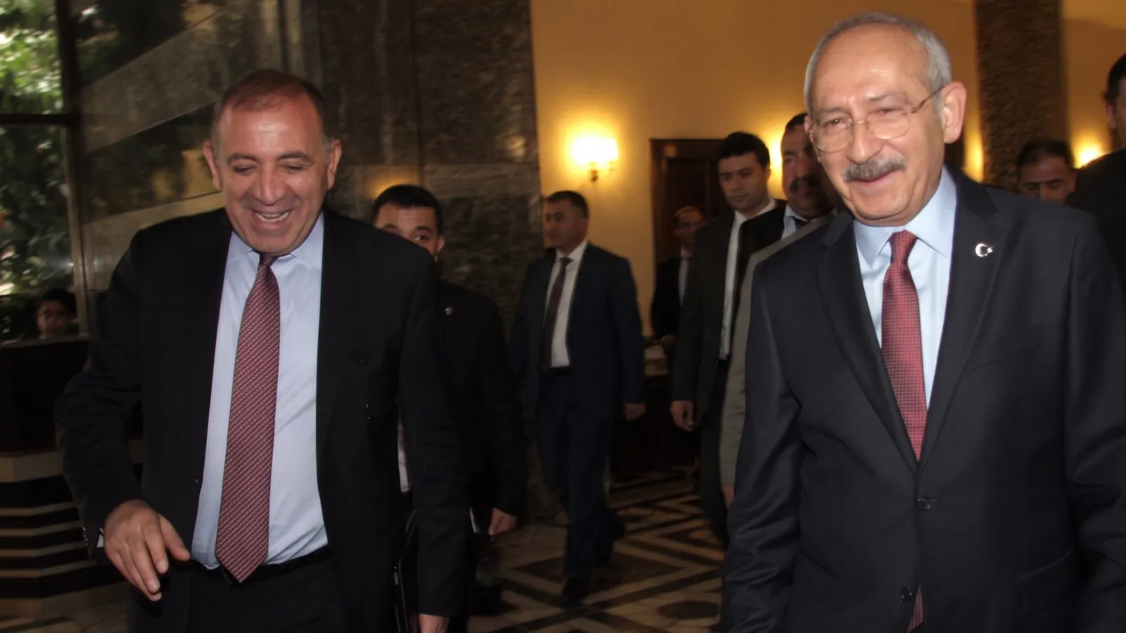 Gürsel Tekin’den Özgür Özel’e: Partiyi küçülten yaklaşımınız yönetim zafiyetidir!