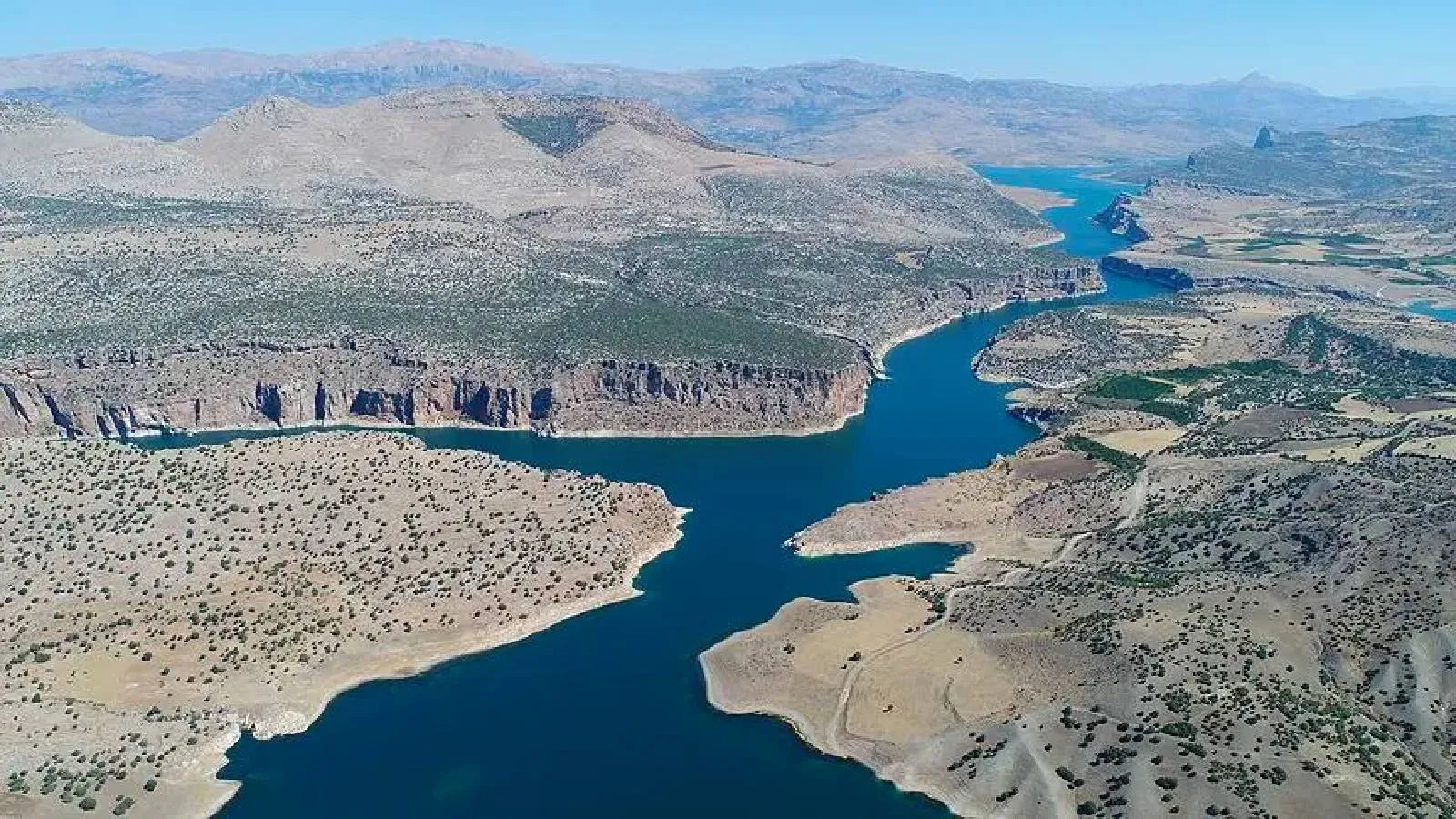 Fırat Nehri'nde taşkın felaketi: Suriye'de 3 çocuk hayatını kaybetti, 2 bin 400'den fazla aile evsiz kaldı